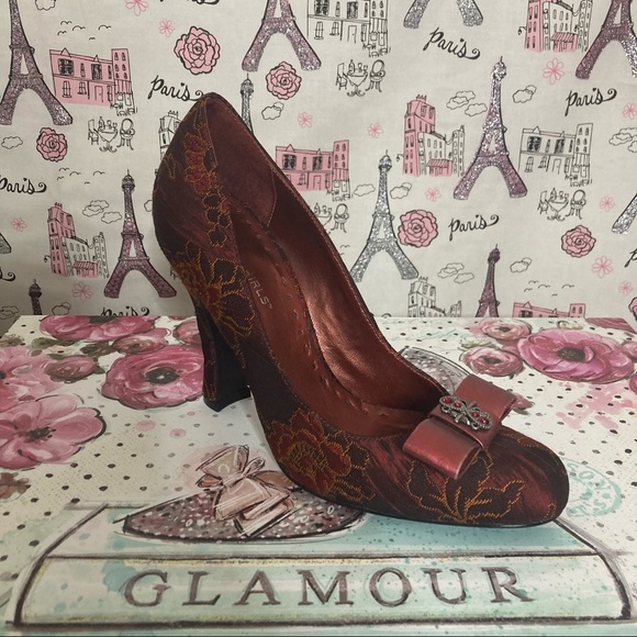 BCBGirls Vintage RARE Women’s Satin Brocade Floral Closed Toe Pumps Size 7 - Picture 11 of 14